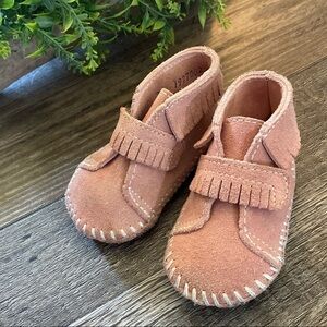 MINNETONKA Pink Suede Velcro Closure Moccasins 💕 Infant Size 2